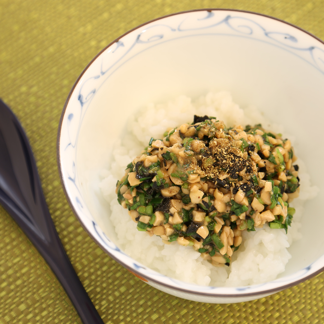 レンジで簡単、8分で完成「納豆とニラのおかゆ」＠ズボラ飯