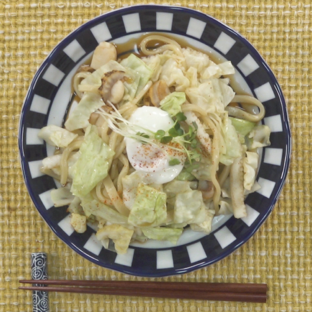 電子レンジで簡単 10分で完成 キャベツとイカとホタテの温玉うどん ズボラ飯 ズボラ飯 簡単料理レシピ動画サイト ずぼらめしjp